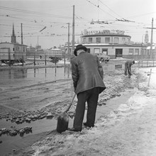 Renhållningen vid Södermalmstorg. Slussen
