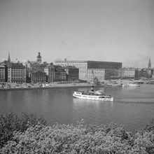 En ångbåt på Strömmen. Slottet och Gamla Stan i bakgrunden