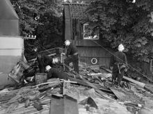 Djurgårdsbrunnsvägen 10, Källhagens värdshus, ekonomibyggnaden. Brandmän arbetar på taket efter brand