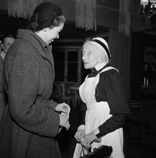 Valhallavägen 91, Sophiahemmet. Greta Kyhlberg säljer Julfemmor till 91-åriga syster Anna Boberg på Solhemmet, ett ålderdomshem för Sophiahemmets sjuksköterskor