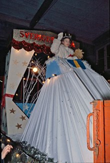 Spårvägens luciatåg 1964. Lucia har tagit plats på sin vagn
