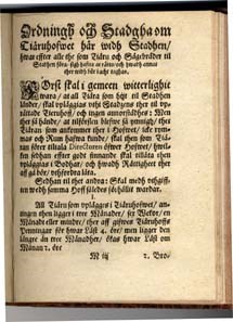 [Ordningsregler för tjärhanteringen vid tjärhoven] Ordningh och stadgha om tiäruhofwet här widh stadhen, hwar effter alle the som tiäru och sågebräder til stadhen föra, sigh hafua at rätta, hwadh annat ther widh bör i achtaghas.