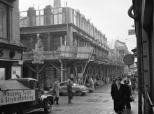 Klarabergsgatan västerut vid korsningen Drottninggatan. Drottninggatan 43 (f.d. Hotel de Suède) i kvarteret Hägern Större under rivning