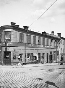 Nedre Slussgatan österut från Västra Slussgatan. Julius Sjögrens Järnaffär