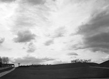 Skogskyrkogården. Till vänster Heliga korsets kapell och till höger minneslunden.