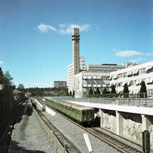 Tunnelbanetåg vid Telefonplan. I bakgrunden LM Ericssons kontorshus
