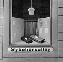 Tyska Brinken 22. AB George Lindström Sybehör och Knappaffär. Skyltfönster med tyger