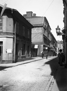 Beridarbansgatan 17, 19 och 21 norrut. T.v. skylten till Gustaf Joulin Hyrkuskverk. I fonden ligger Tekniska skolan från 1945 Konstfackskolan