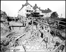 Klippgatan, nuvarande Lilla Erstagatan: trappan upp från Folkungagatan under byggnad, transportsystem för uppforsling av stenblock. I bakgrunden Ersta Sjukhus