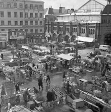 Östermalmstorg med Östermalmshallen i fonden