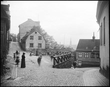 Mynningen av Stora Glasbruksgatan t.h. och Lilla Glasbruksgatan
