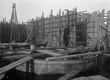 Ingenjör Henrik Kreüger står vid de cirkelrunda formarna till tornets fundament. Stadshuset är under uppförande.