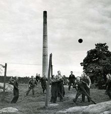 Korporationsidrott. Lunchrast med lite fotboll