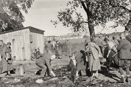männskor som plockar på marken