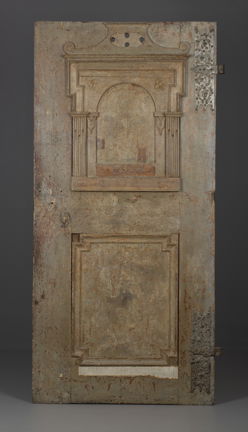 Utsida av trädörr med två fyllningar, dekorerad med pilastrar och överbyggnad