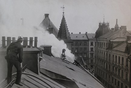 Svartvitt fotografi på eldsvåda på Vegagatan 4