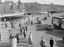 Slussen. Cyklister blir dirigerade av poliser