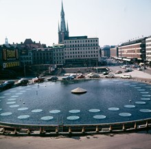 Vy från Stockholmsterrassen mot Sergels Torg och Klarabergsgatan. I fonden Klara kyrka