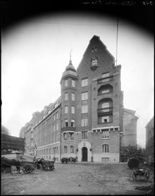 Whitlockska skolan vid Eriksbergsgatan 8 B. I bakgrunden Detthowska skolan