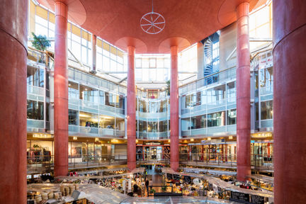 Saluhallen i Söderhallarna. Smala roströda pelare och olika butiker.