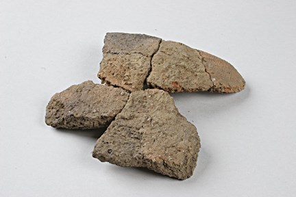 Delar av en gravurna, arkeologiskt fynd  i fornlämning RAÄ 134, Spånga socken