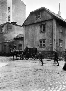 Linnégatan österut från Jungfrugatan. Ett fordon draget av två hästar står vid Linnégatan 36. Huset revs 1905