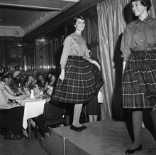 Hamngatan 18 och 20, NK. Modevisning av tonårskläder