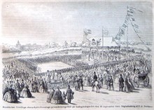 Stockholms frivilliga skarpskytteförenings prisutdelningsfest på Ladugårdsgärdet den 10 september 1865. Originalteckning af F. G. Nordman. Litografi i Illustrerad Tidning, nr 37 den 16 september 1865.