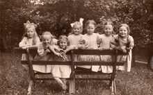 Småflickor på parkbänk vid Frimurarbarnhuset i Kristineberg, 1923.