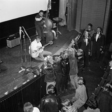 Biblioteksgatan 26, Biograf Anglais. Tommy Steele uppträder. Utsikt mot scenen, ungdomar med autografblock
