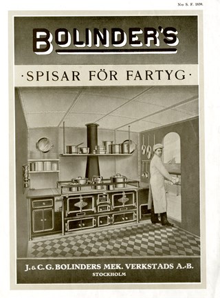 Svartvit bild med en man stående i en dörröppning framför en spis. 