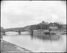 Gamla Djurgårdsbron från väster. På Djurgårdssidan den Pontinska villan och Rundmålnings -(Panorama-)byggnaden