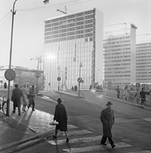 Hamngatan mot nuvarande Sergels Torg. Pågående byggnadsarbeten på femte hötorgshuset. T.h. provisorisk bro för Sveavägen