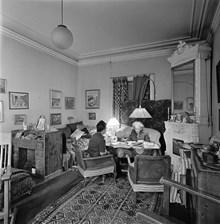 Blasieholmstorg 12. Annastina Alkman och professorskan Anna Sjögren.