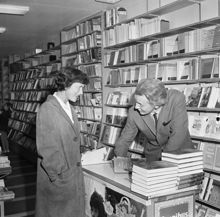 Författaren Per Anders Fogelström signerar sin bok Barn av sin stad i J E Dahlbergs Bokhandel på Odengatan 75.