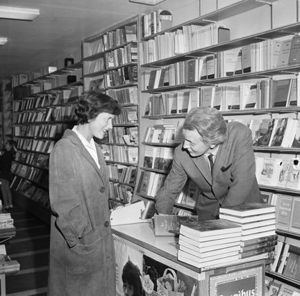 Författaren Per Anders Fogelström signerar sin bok Barn av sin stad i J E Dahlbergs Bokhandel på Odengatan 75.