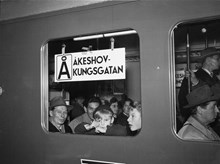 Premiärresenärer i tunnelbanevagn längs den nyöppnade tunnelbanesträckan Kungsgatan/Hötorget - Vällingby.