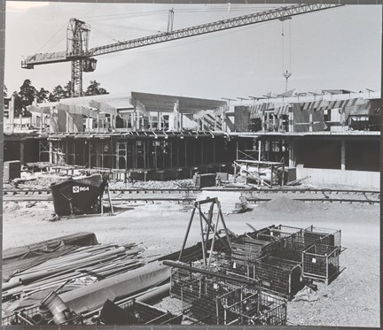 Svartvitt fotografi på uppbyggnaden av Tensta gymnasium
