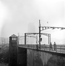 Skansbron norrut. I fonden skymtar Folksamhuset
