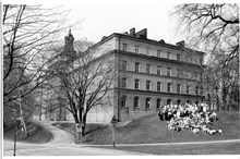 Manilla: Gruppbild utanför Manillaskolan