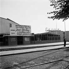 Ringvägen 68-70, Eriksdalshallen. Högern affischerar om Ungsvenskarna och Högerns stora valträff. Stockholmshögerns ordförande Gunnar Ljungqvist ska tala och Jussi Björling ska sjunga