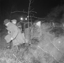 Arrangerat inbrott. Tjuvarna lämnar den stulna bilen och flyr in i skogen