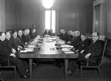Regeringen 1943. Fr.v. Rubbestad, Gjöres, Domö, Bagge, Quensel, Sköld, Wigforss, Günther, Statsminister Hansson, Pehrsson-Bramstorp, Möller, Eriksson, Bergquist, Andersson, Rosander och Ewerlöf