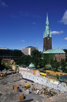 Kv. Svalan. Äldre bebyggelse har rivits. Det avrivna kv. Svalan sett mot Klara kyrkogård. I bakgrunden Klara kyrka
