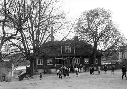 Malmgård med barn framför