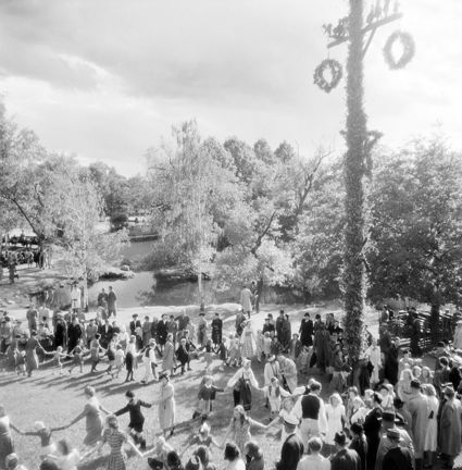 Dans kring midsommarstång på Skansen.