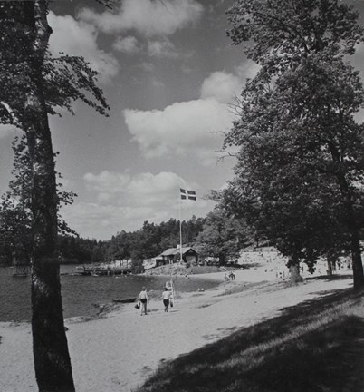 Svartvitt fotografi på Flatenbadets strand med servering