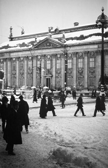 Snöigt folkvimmel framför Riddarhuset.