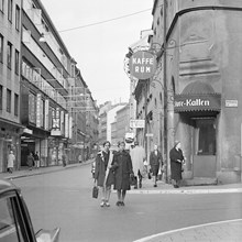 Hörnet Grev Turegatan 4 t.v. och Riddargatan 1, Sturekattens kafferum. Kvarteret Sperlingens Backe på vänster sida