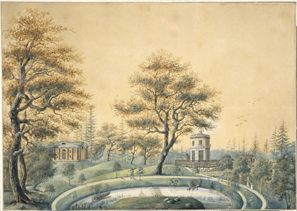 Engelsk trädgård med träd och vatten i förgrunden, slingrande promenadvägar och två byggnader, ett åttkantigt torn och en privatbostad. 